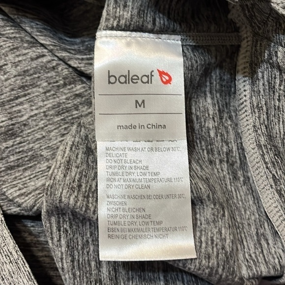 NWT long sleeve running shirt w/hoodie gray  lightweight for sports  Medium - Picture 6 of 7